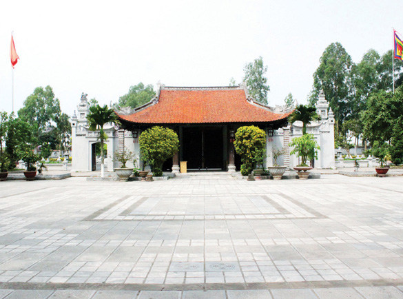 DNSG(10) 82-83(An-thai).indd Thăm đền Hai Bà Trưng đất Mê Linh