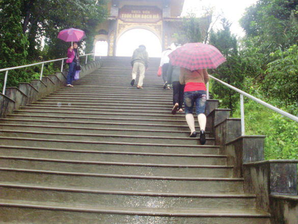 OLYMPUS DIGITAL CAMERA Thanh tịnh thiền viện Trúc Lâm giữa hồ Truồi