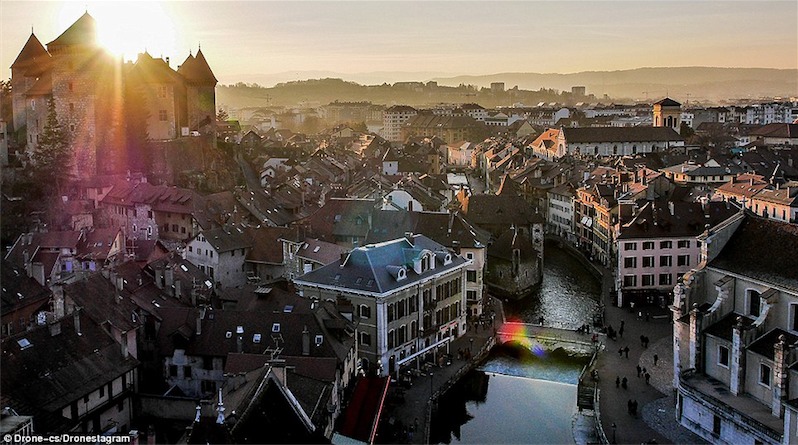 3. Vùng Annecy yên bình với những toà lâu đài cổ kính tại Pháp