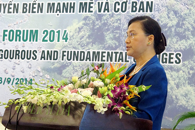 Phát biểu khai mạc diễn đàn, Phó Chủ tịch QH Nguyễn Thị Kim Ngân nói: Người dân Việt Nam đang đặc biệt kỳ vọng vào đề án TCC tổng thể nền kinh tế.