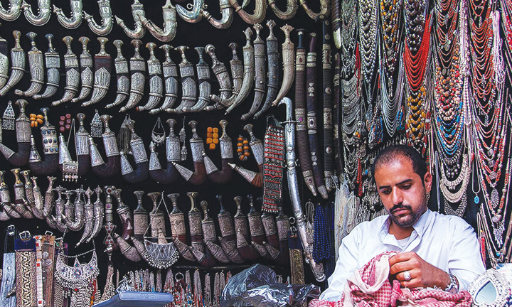 Có thể tìm thấy cửa hàng bán dao găm truyền thống ở bất kỳ ngôi chợ nào tại Yemen