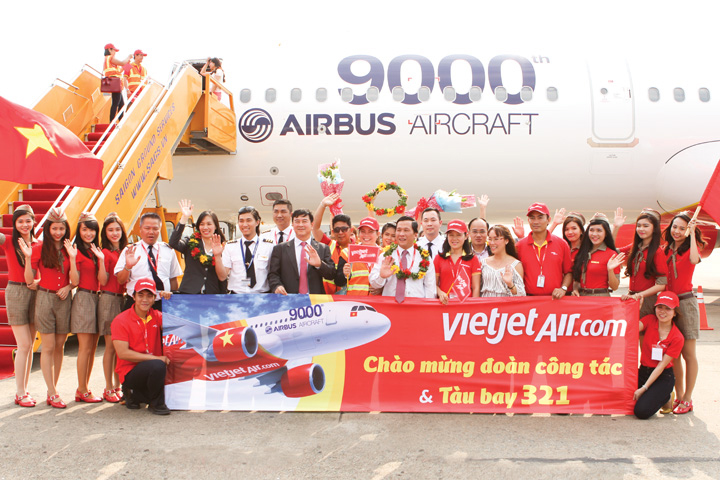 DN608_BvVietJet220515_Trinh-dien-thoi-trang-18