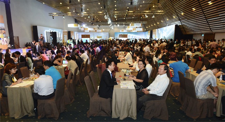 Đông đảo khách hàng đến tham quan, tìm hiểu dự án.