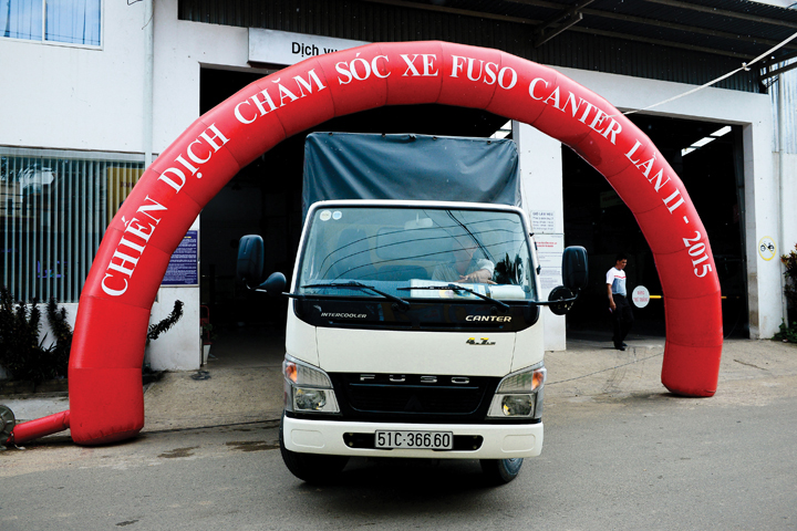 DN628_BvMercedes091015_FUSO-VN