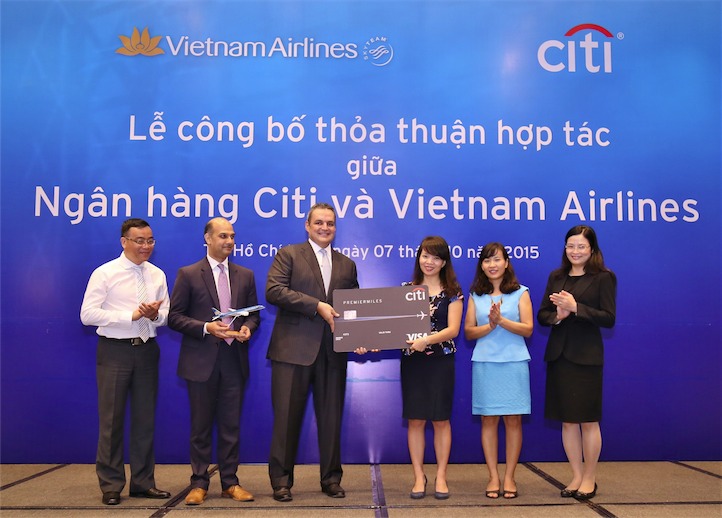 Đại diện Citi Việt Nam và Vietnam Airlines trao biểu tượng hợp tác